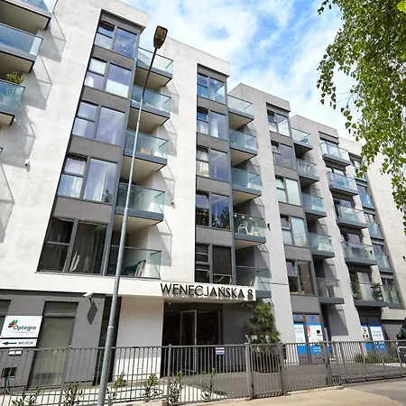 Old Town Chic By Bookinghost